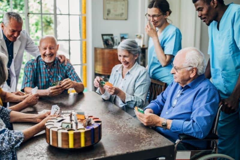 בית אבות חרדי בישראל – קשישים שנהנים מארוחות כשרות וטעימות