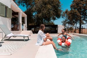 קיץ מושלם בבריכה - איך לבחור חברה מומלצת לבריכת בסט וואי